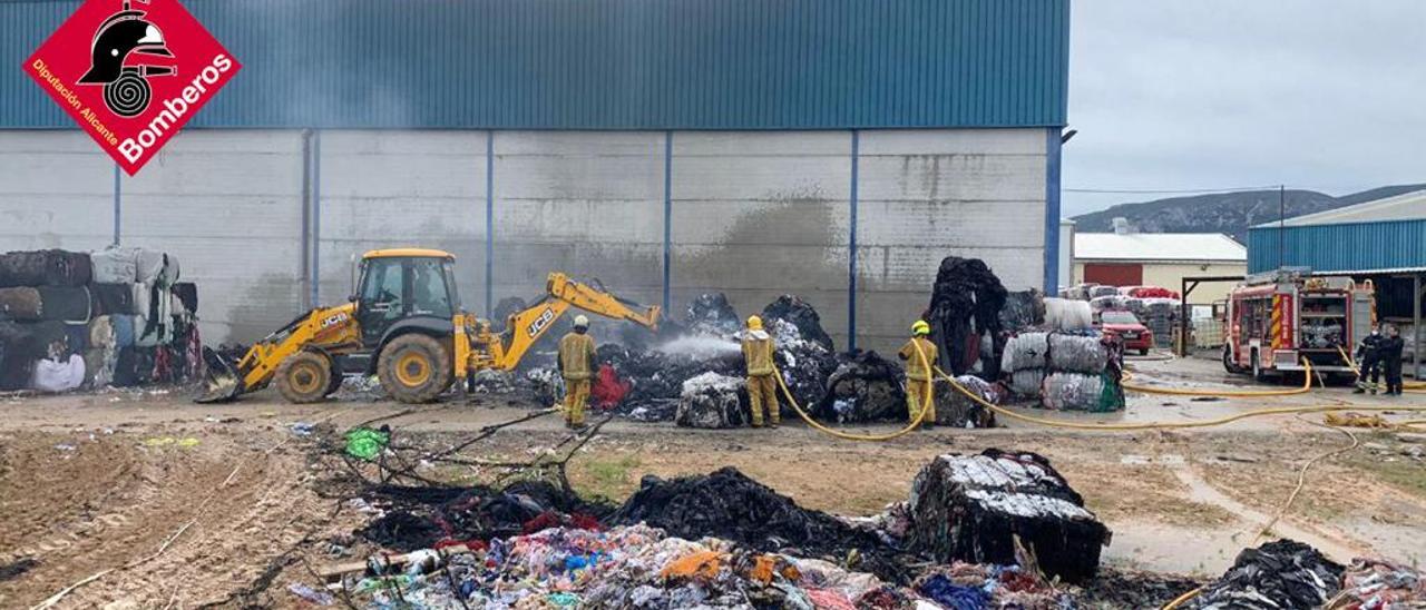 Un incendio quema el exterior de una empresa textil de Alcosser aunque sin afectar a las naves