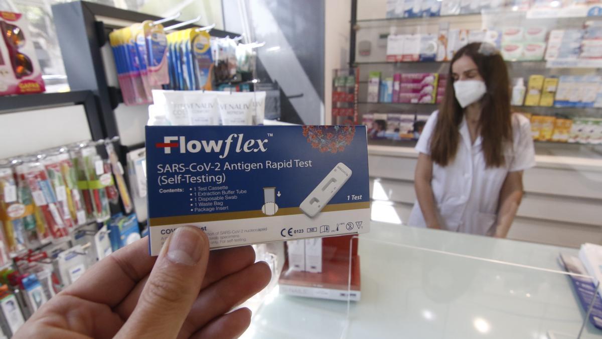 Test que se puede adquirir para el autodiagnóstico del covid en una farmacia.