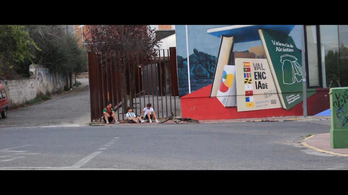Fotograma del vídeo en el que los protagonistas aparecen sentados frente al centro joven.