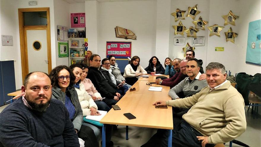 Miembros de la agrupación de ampas el jueves, en la reunión en la que acordaron las movilizaciones.