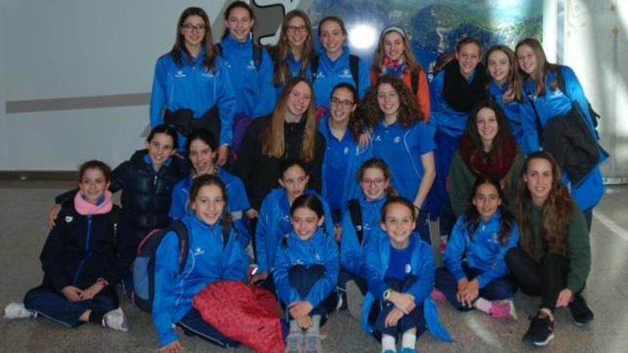 Las jóvenes nadadoras del Campus Esport posan en el aeropuerto de Palma.