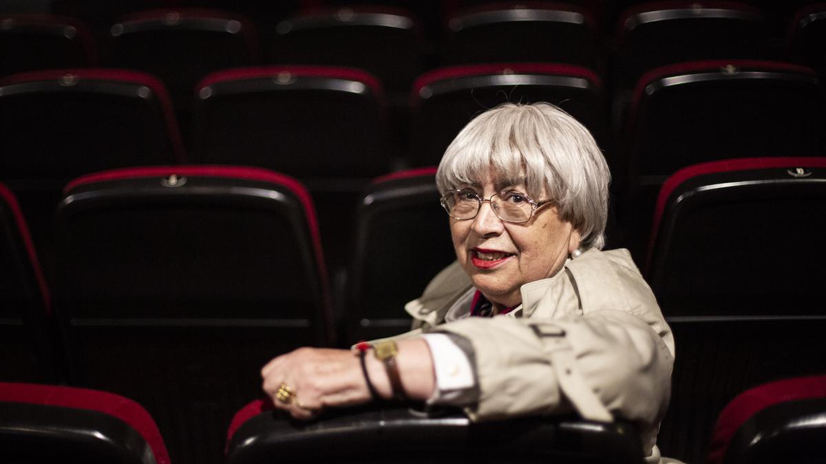 FREDESVINDA QUINTIN, DE LA ASOCIACION CULTURAL FEMENINA LES AYALGUES, EN EL TEATRO PRENDES DE CANDAS