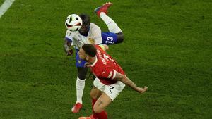 Kanté asalta a Arnautovic en la disputa del balon durante el Austria-Francia.