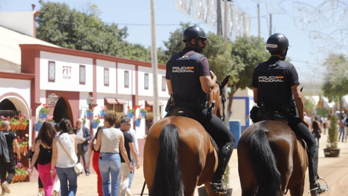 Agentes a caballo en el recinto ferial de El Arenal, durante una Feria de Córdoba.