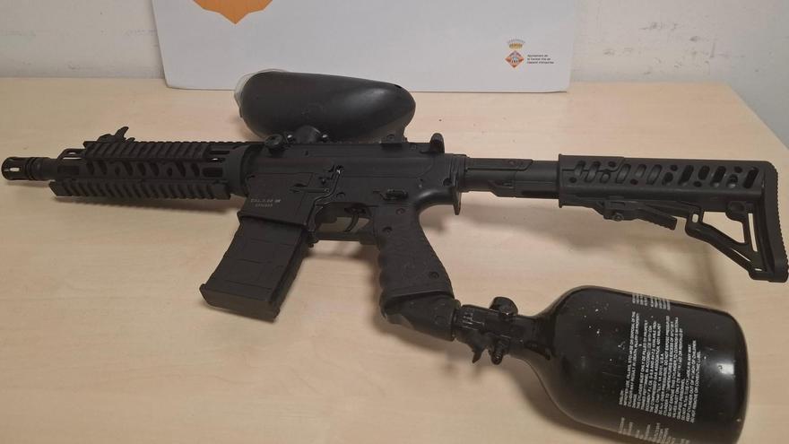 Denuncien un jove per portar un fusell de paintball sense documentació a Empuriabrava