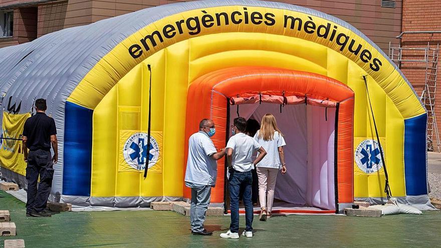 Exterior del hospital de campaña levantado frente al Arnau de Vilanova de Lleida, capital de la comarca del Segriá, ayer.