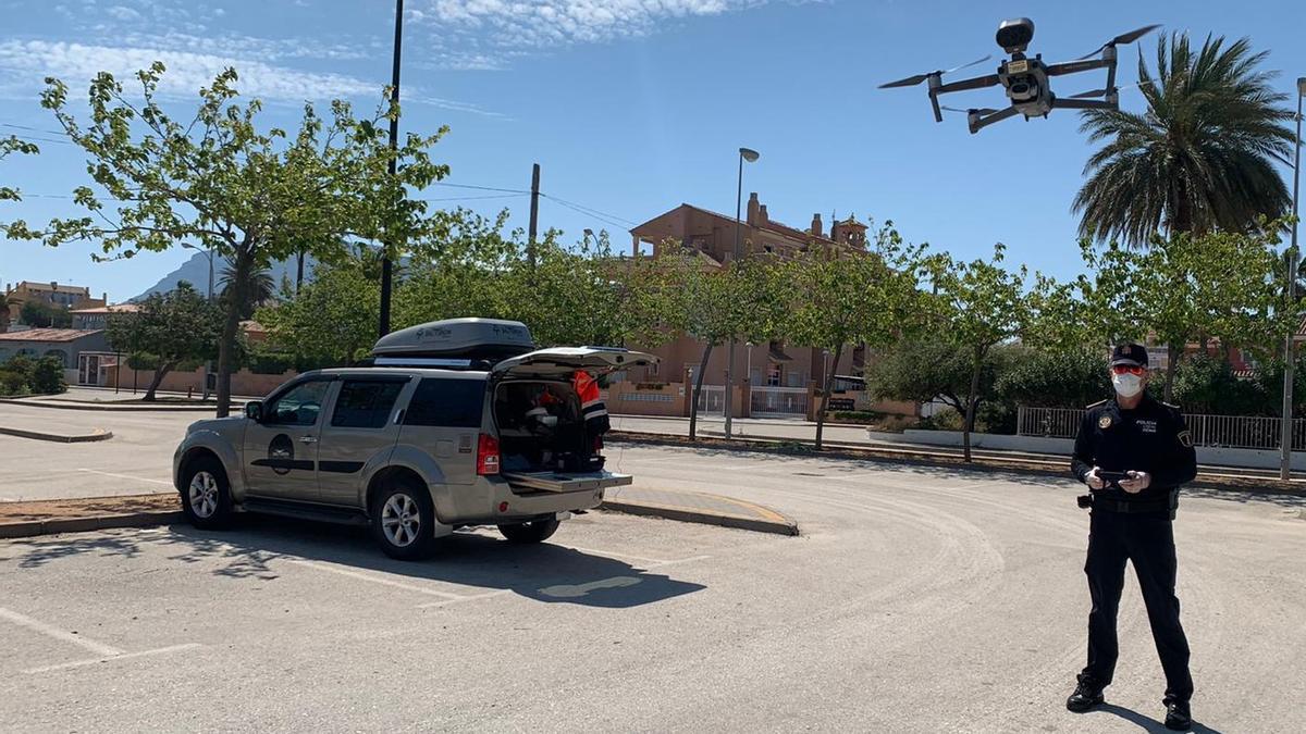 Un agente de la Policía de Dénia pilota un dron