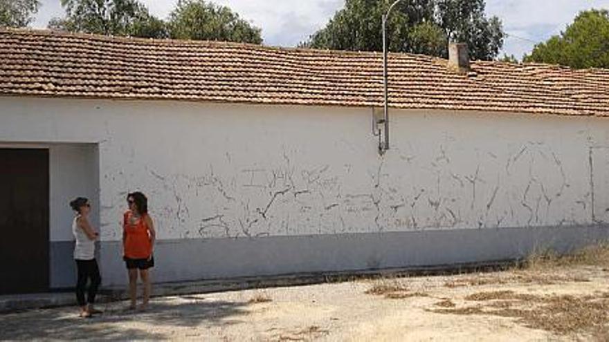 Las escuelas. Donde antes se educaba a los niños, ahora se celebra misa y otros actos