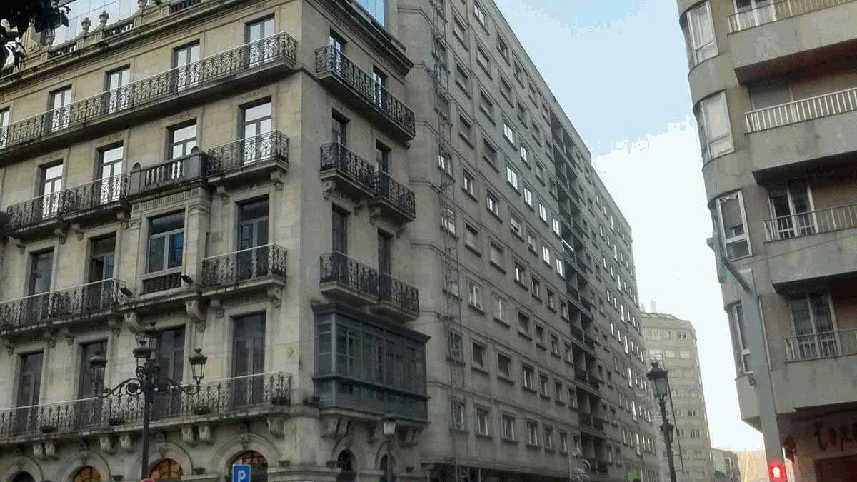 Vista del edificio de República Argentina del que Adif subasta dos pisos en Vigo