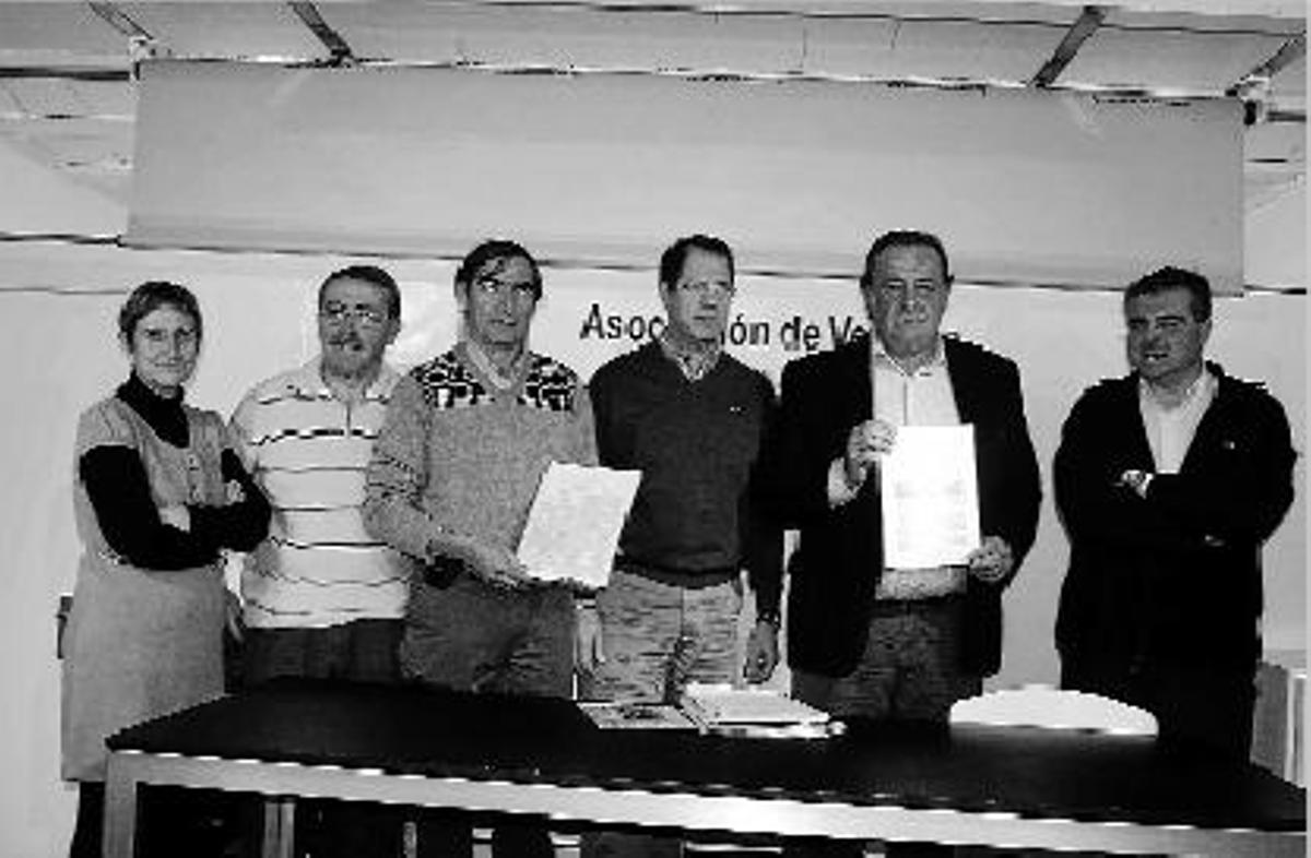 El portavoz de los vecinos, Manuel Roca, rodeado de otros compañeros de la asociación.