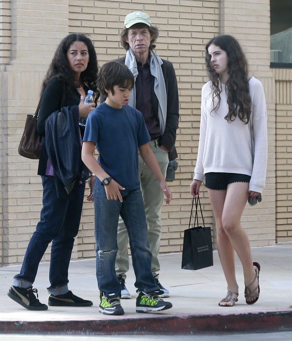 Mick Jagger con su hija mayor, Karis, y los hijos de esta