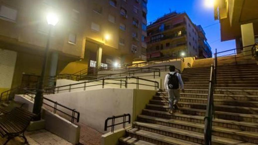 Las escaleras y rampas de acceso a la glorieta Carrascos que los vecinos piden hacer accesibles.