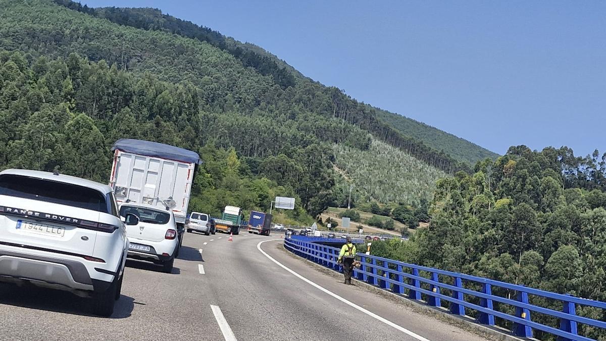 Una imagen del atasco, en la A-8 poco antes de la salida de Muros del Nalón