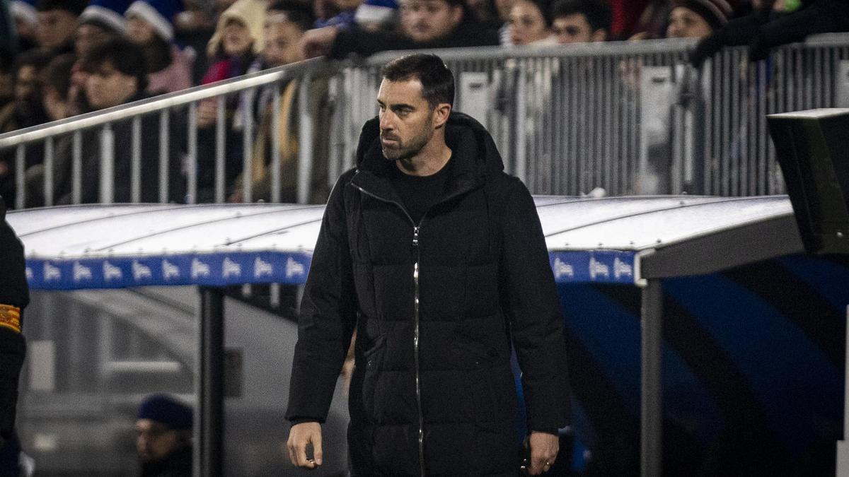 Sellés observa al equipo durante un partido en el Ibercaja Estadio.