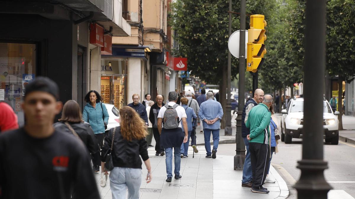 Vecinos caminando por la avenida de la Argentina.