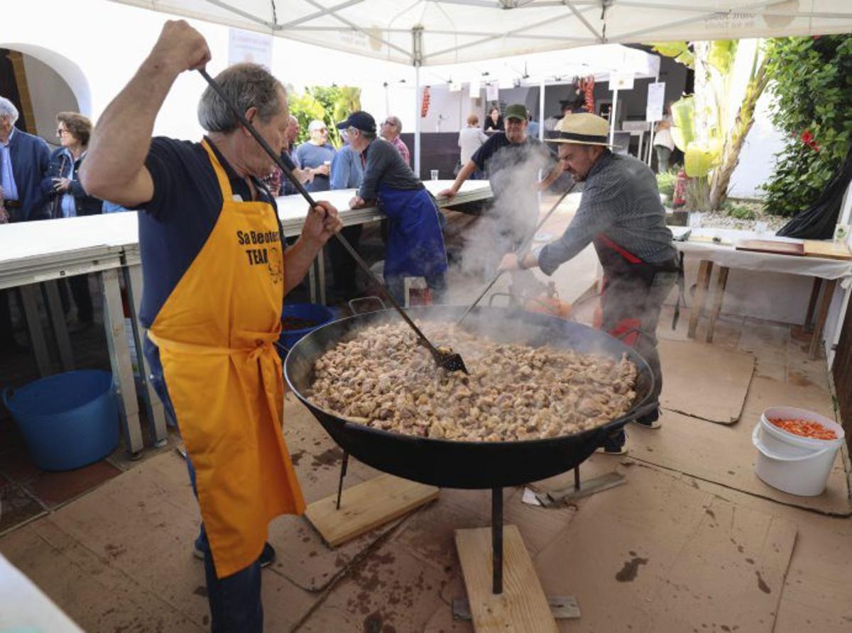 En plena preparación de la ‘frita de porcella’. | M.S.