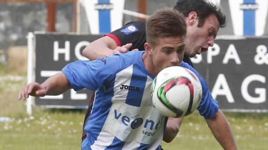 Cayarga se lleva un balon ante el jugador del Condal Adolfo.