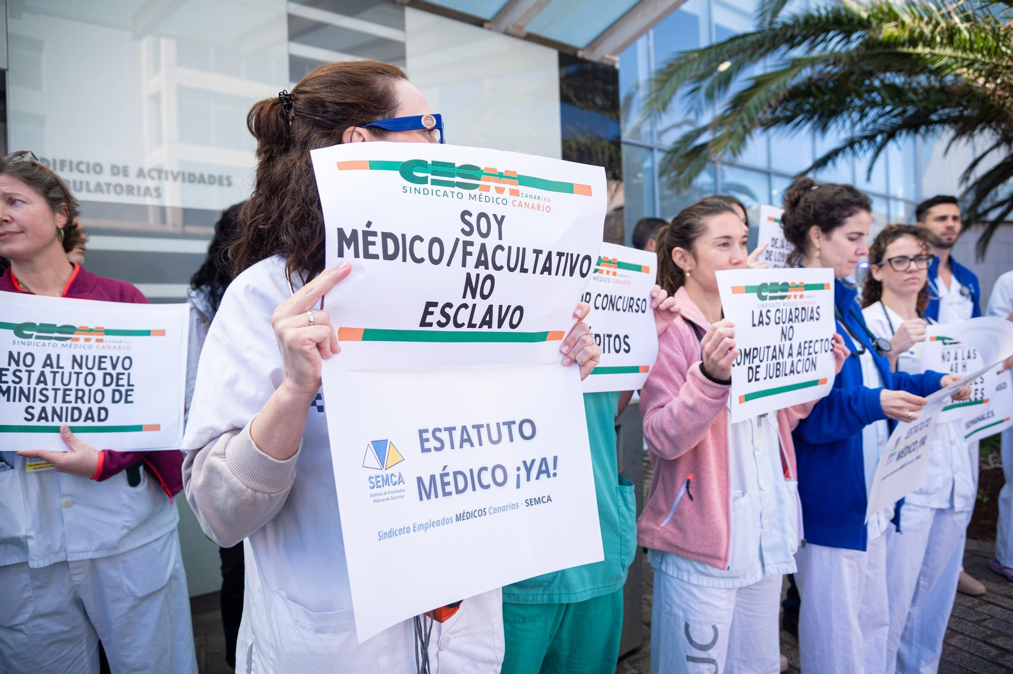 Manifestación por el cambio de condiciones de médicos por parte del Ministerio por fuera del HUC