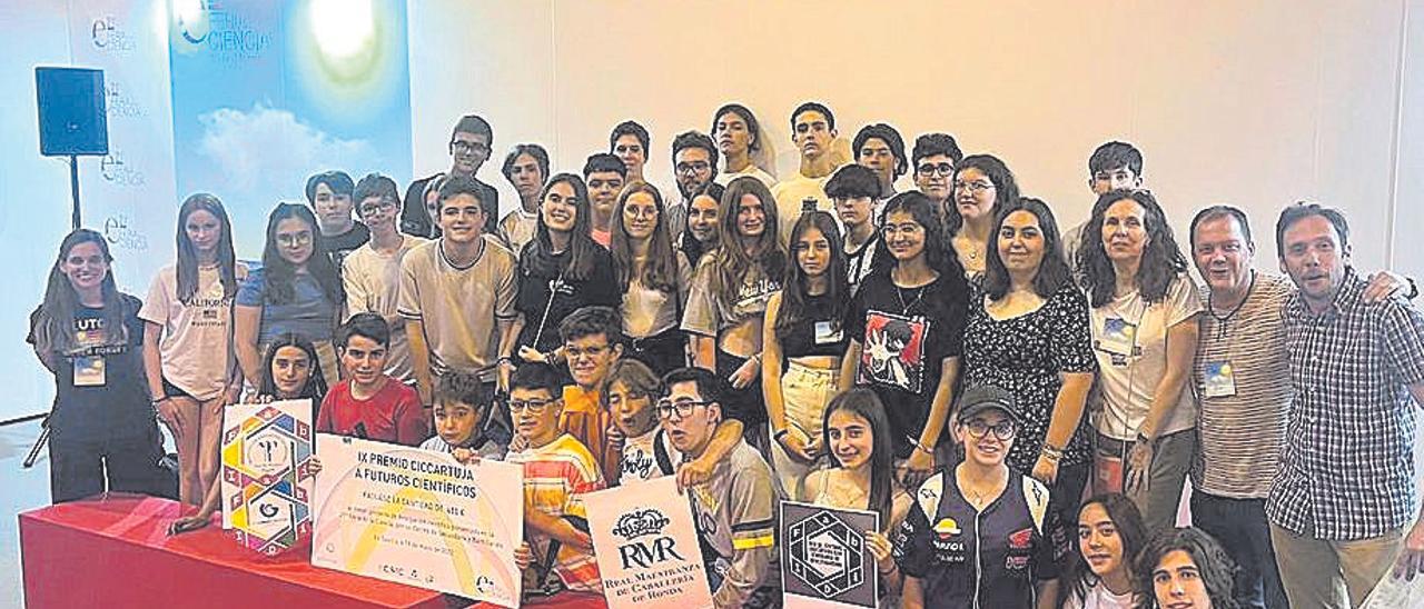 Alumnado y profesorado del IES Gran Capitán en la feria de la ciencia.