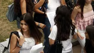 Selectividad a 38 grados: los estudiantes de Lleida recurren a la ropa fresca y a mucha agua para sobrellevar las PAU