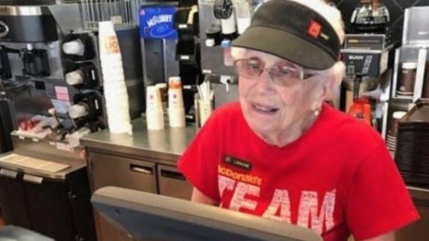 Una mujer de 94 años celebra 44 trabajando en un McDonnalds