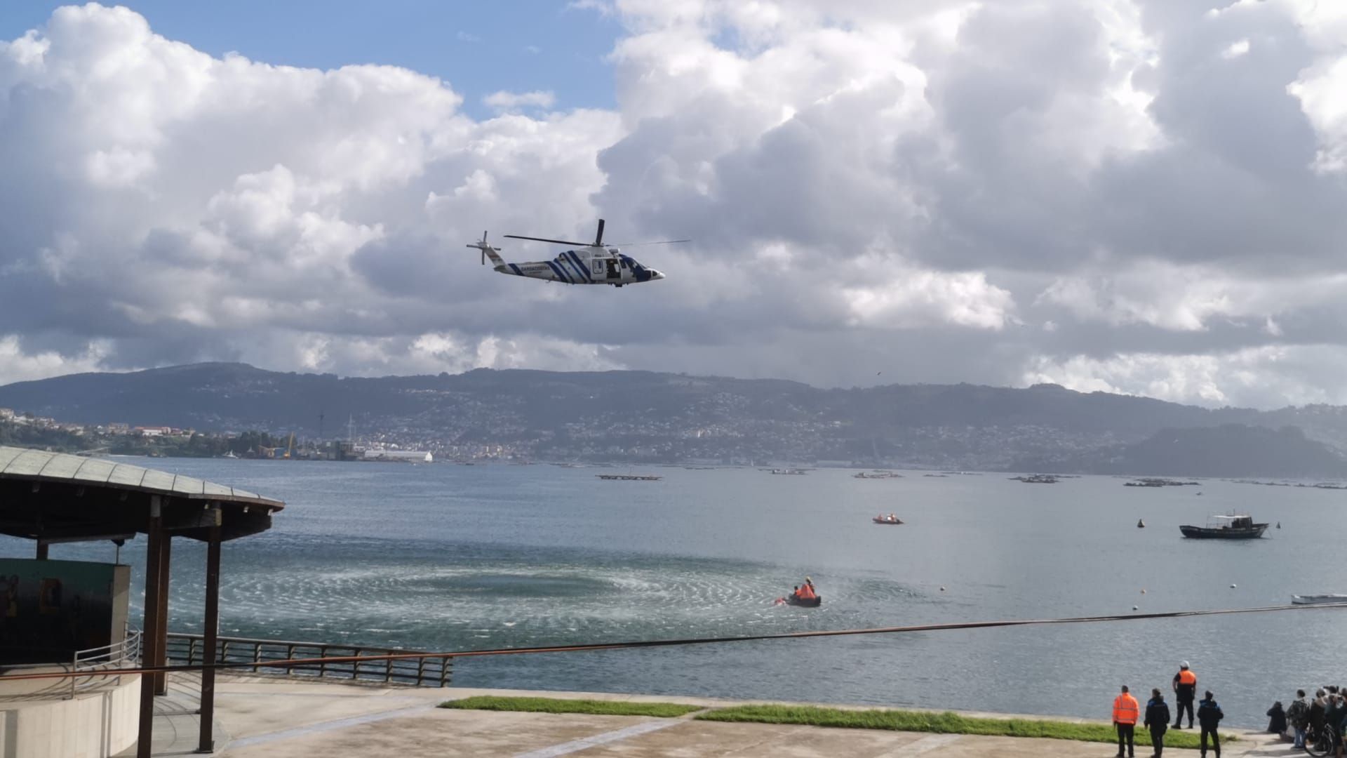 Escenas del simulacro de rescate frente a Moaña.