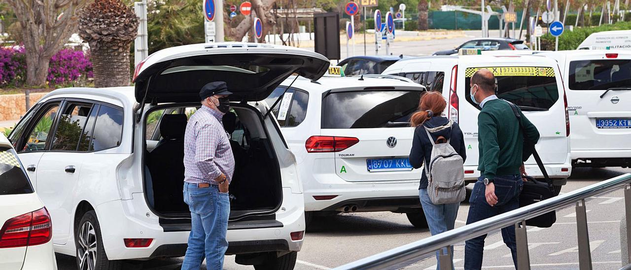 Dos pasajeros acceden a un taxi en la parada del aeropuerto de Eivissa. | VICENT MARÍ