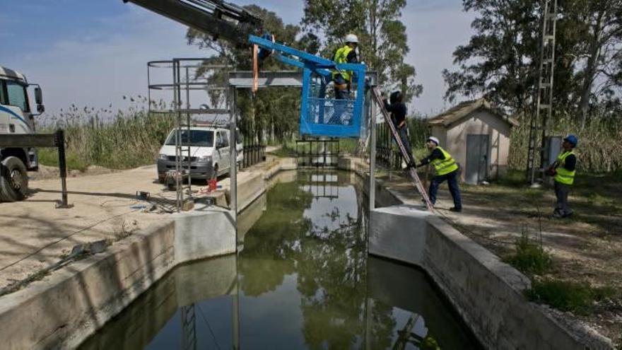 Instalación Una nueva compuerta para evitar inundaciones en El Hondo