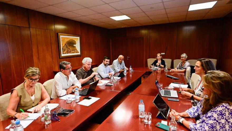 Luis Rodríguez Neyra, el cuarto por la izquierda, junto a Pedro Quevedo en un consejo de Administracion de Turismo de Las Palmas.