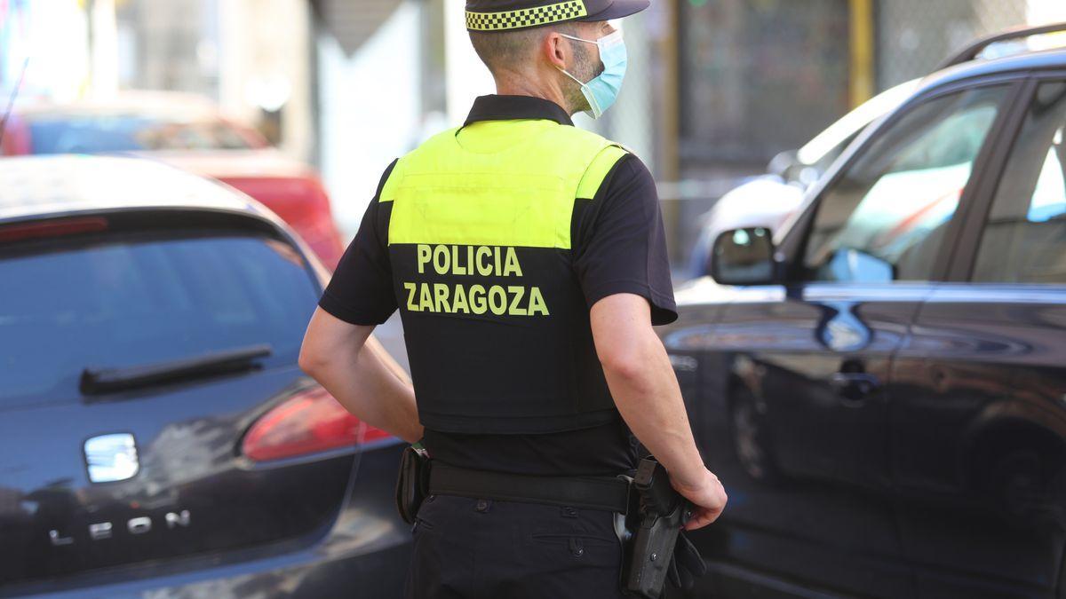 Imagen de archivo de un agente de la Policía Local de Zaragoza