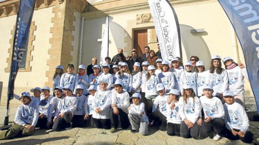 Participantes en la Setmana del Mar, monitores y patrocinadores, ayer en el faro de ses Coves Blanques.