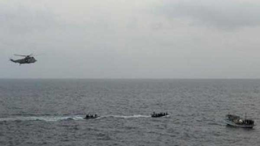 Militares españoles, en el abordaje a una embarcación sospechosa.  // FdV