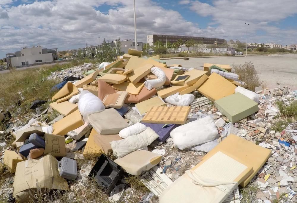 Vecinos de Altos del Sol en Torrevieja asumen la limpieza de viales y parques que son públicos