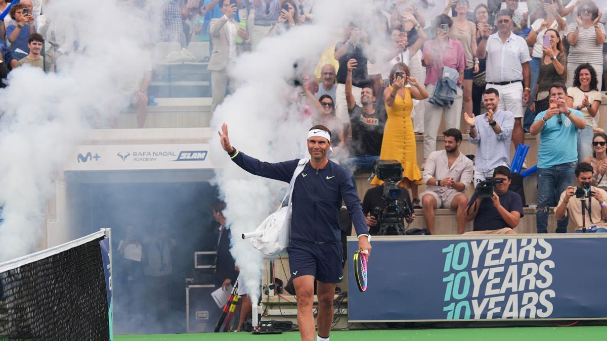 Rafa Nadal reaparece en la cancha de tenis con victoria en su academia