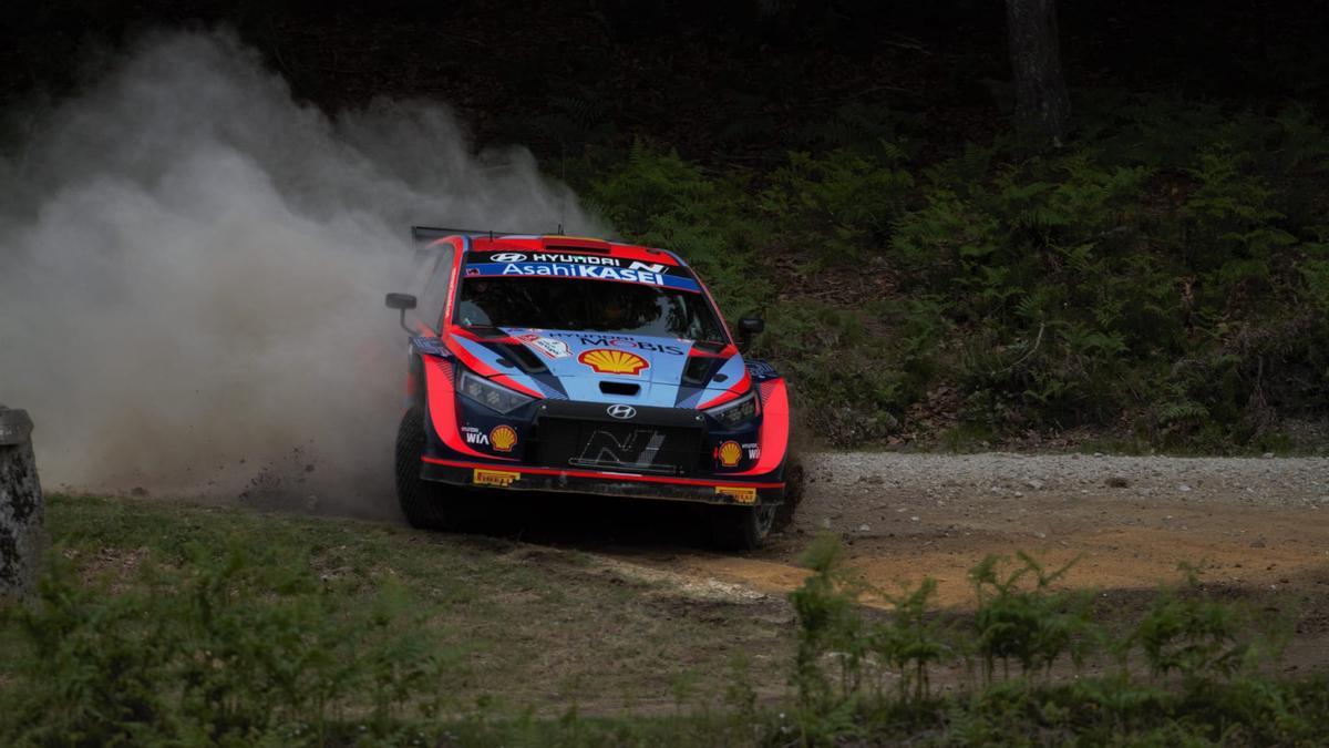 El nuevo Hyundai Rall1 hibrido de Sordo y Carrera, en el Rally de Portugal.