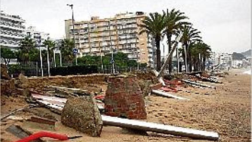 Les restes de fanals i de la passera es troben per tota?? la platja.