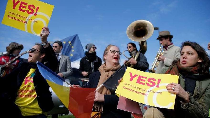 Partidarios del &quot;sí&quot; se manifiestan frente a la sede del Parlamento Europeo en Estrasburgo. // V. Kessler