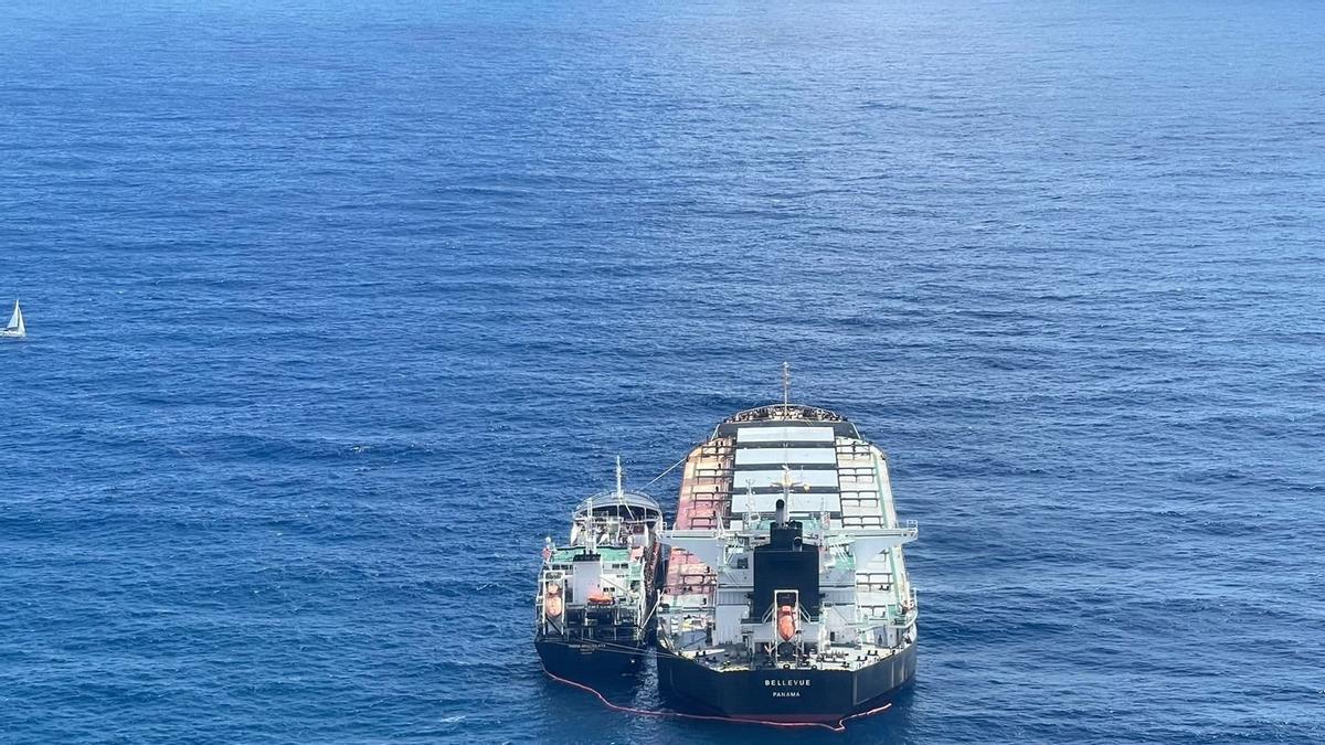 La gabarra 'Maria Inmaculata' y el petrolero 'Belleuve', durante la operación de 'bunkering' que causó el vertido de fuel.