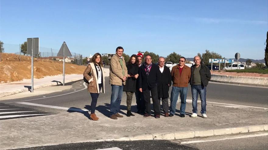 Miembros del PP en el acceso al Hospital de Ronda.