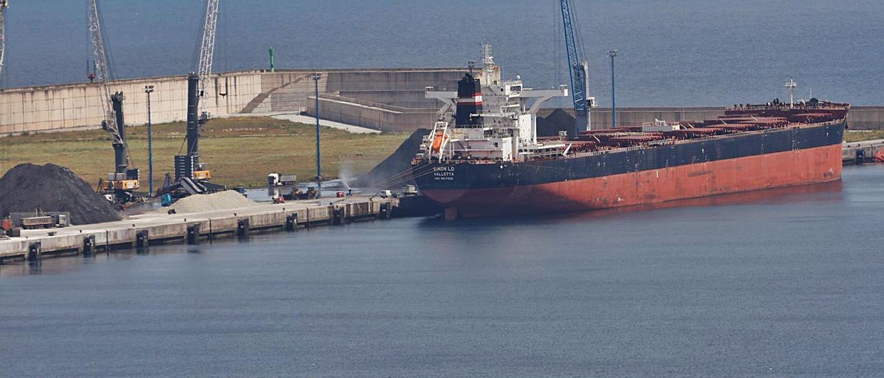 El “Simon LD”, ayer en el Muelle Norte de la ampliación de El Musel.