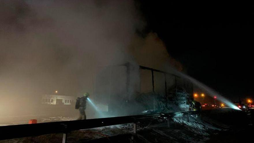 Arde el remolque de un camión cargado de pienso en la A-2 en La Puebla de Alfindén