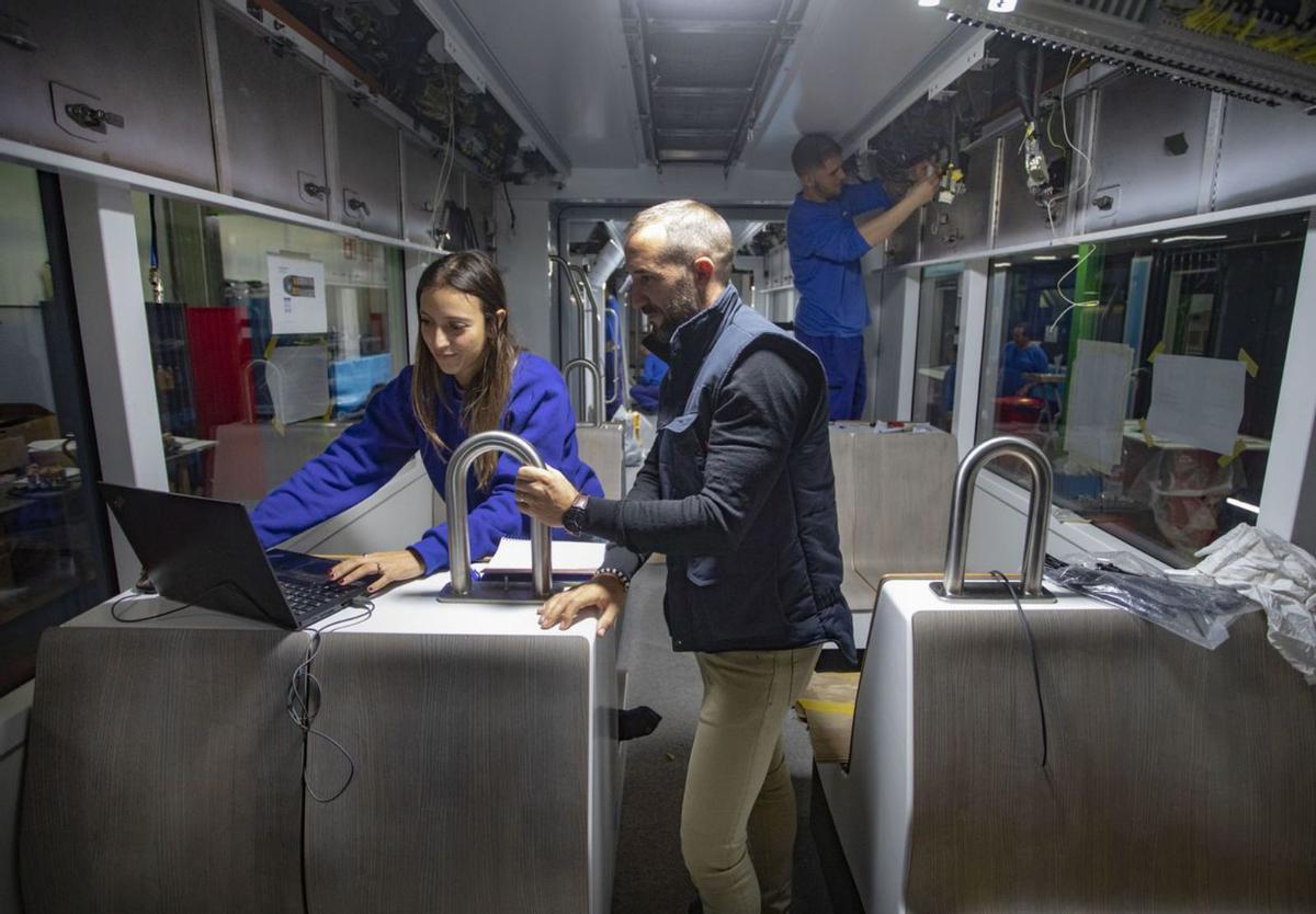 Un grupo de trabajadores en tareas de montaje interior de una unidad de tranvías. |foto: Daniel Tortajada