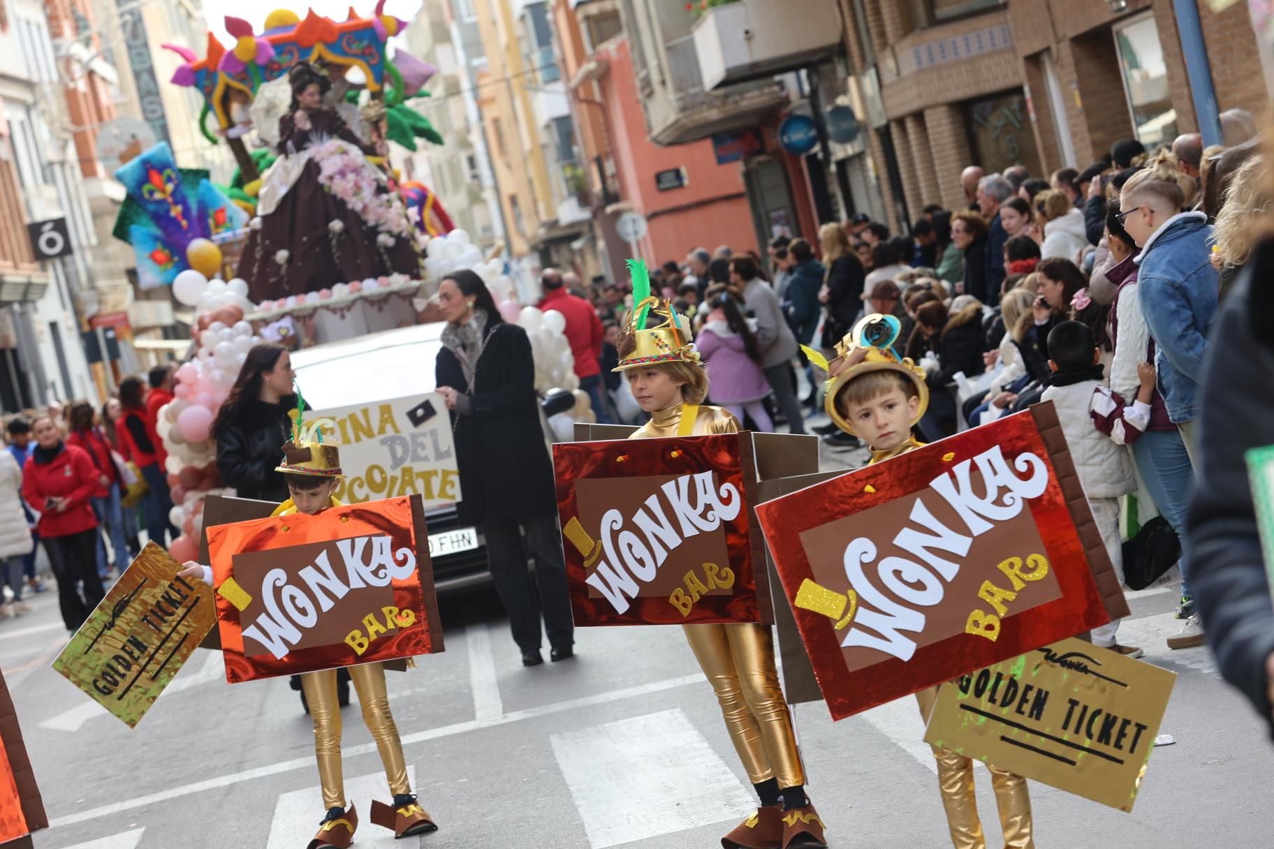 Búscate en las fotos: Burriana disfruta con la Cabalgata del Ninot Infantil