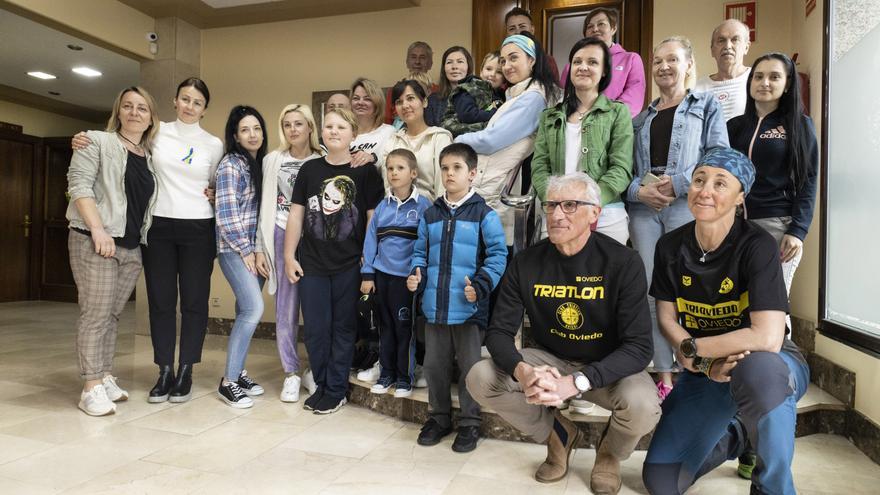 Endorfinas y mente despejada, el club de triatlón de Oviedo ofrece deporte solidario a ucranianos refugiados en un hotel