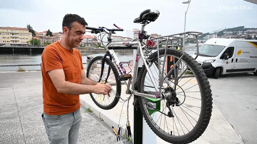 Dos estaciones para reparar e inflar bicicletas