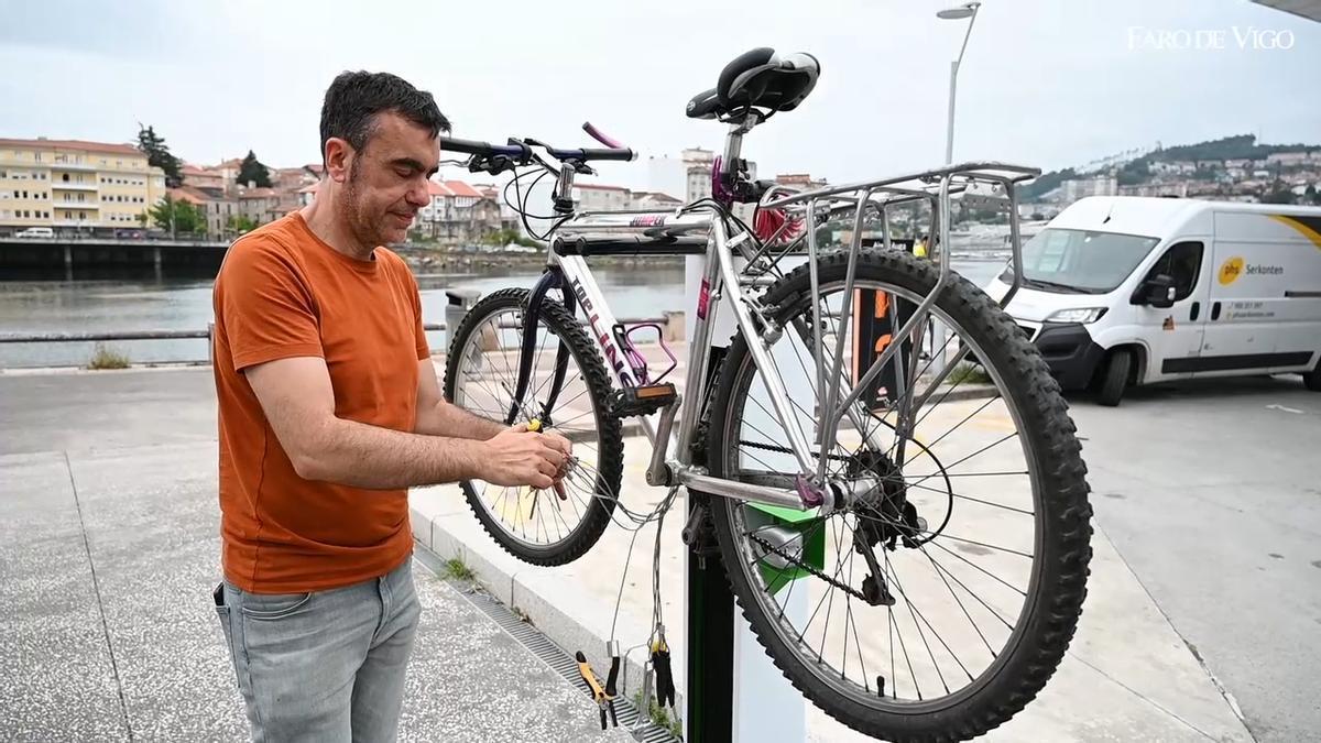 Dos estaciones para reparar e inflar bicicletas
