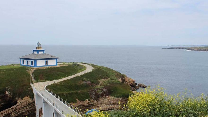 El faro de Isla Pancha, situado en la bocana de la ría del Eo. La costa que se ve al fondo es la asturiana.