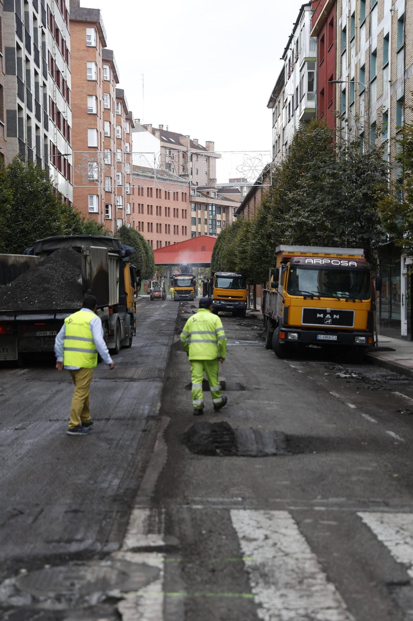 Arranca la renovación del pavimento en la calle Eleuterio Quintanilla de El Llano (en imágenes)