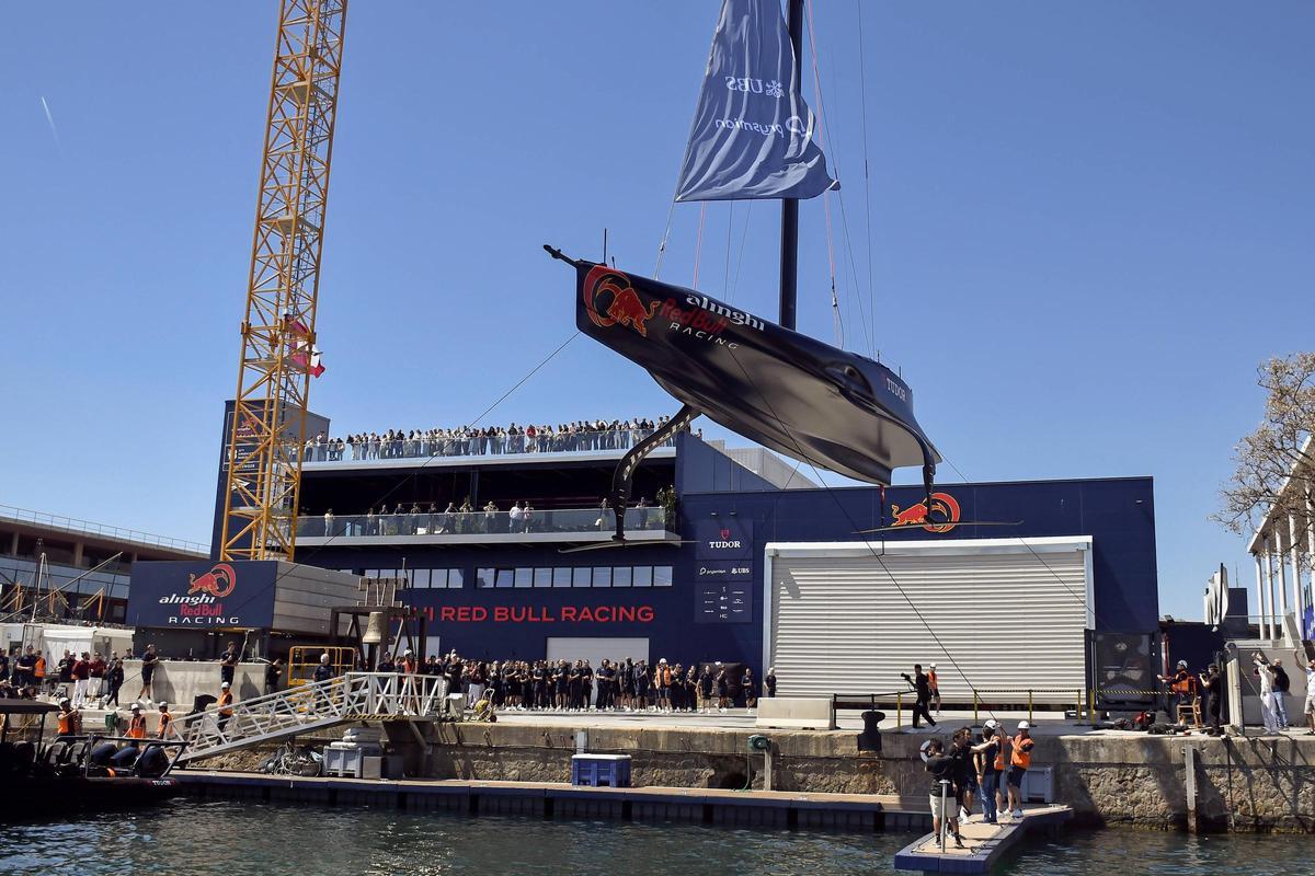 El BoatOne del equipo suizo de la Copa América de vela, Alinghi Red Bull Racing, instantes antes de ser botado en el Port Vell.