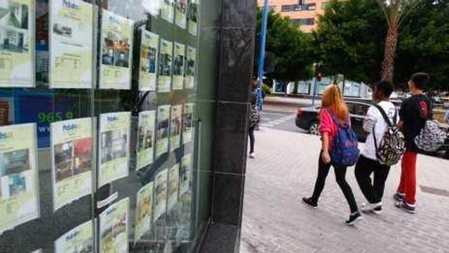 Un establecimiento inmobiliario en Alicante.
